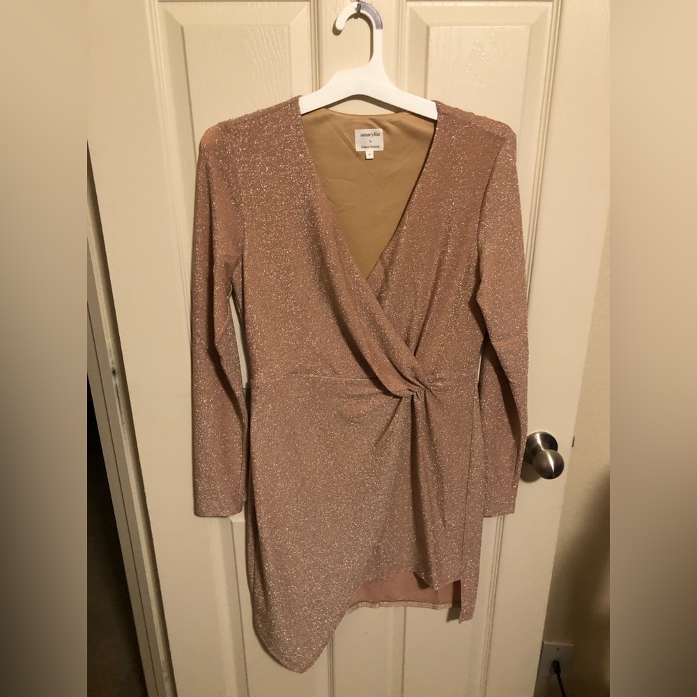 Amaryllis, gold shimmery dress